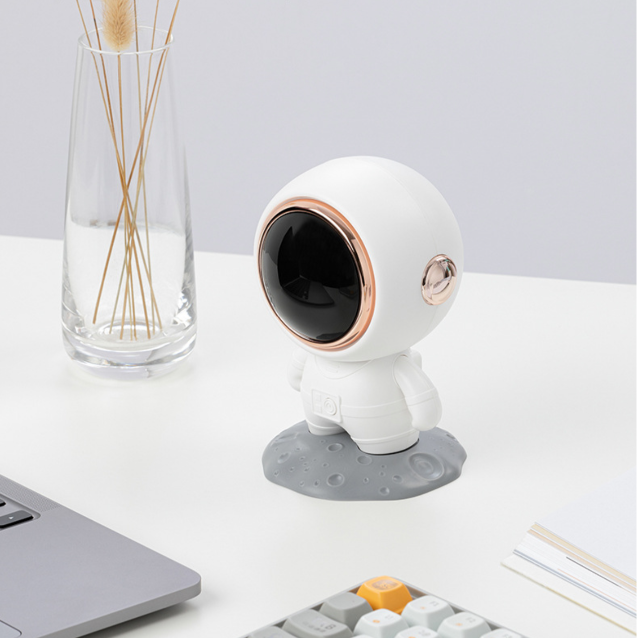 << READY STOCK >> Astronaut Mini Bluetooth Speaker