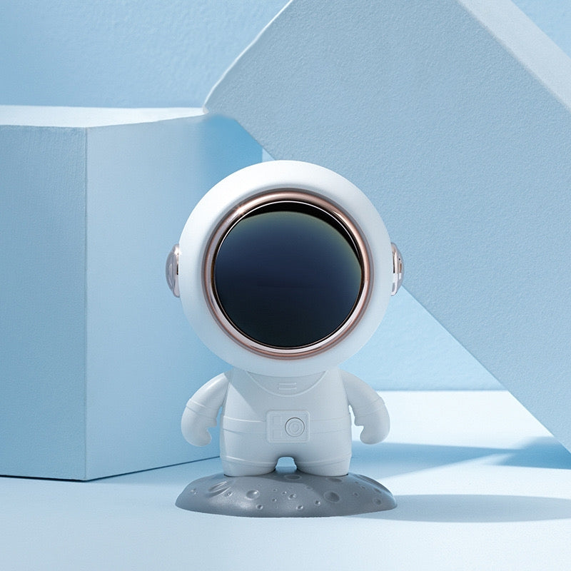 << READY STOCK >> Astronaut Mini Bluetooth Speaker