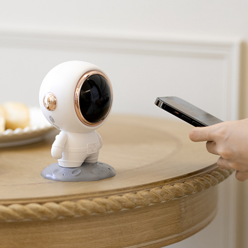 << READY STOCK >> Astronaut Mini Bluetooth Speaker